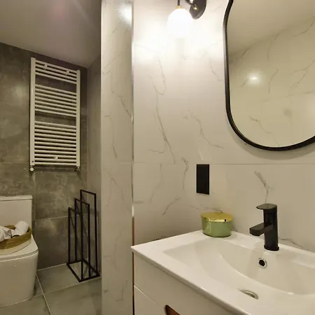 Tintura By Bast 143 - Antresola Off Piotrkowska 143 Ec1 Stajnia Jednorozca Winda Parking Platny Orientarium, Hopa Lupa Atlas Arena Лодзь