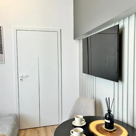 Bast 143 Location , Off Piotrkowska , Stajnia Jednorozca , Winda , Parking Na Terenie Bezplatny , Orientarium , Hopa Lupa , Atlas Arena , Wytwornia , Ec1
