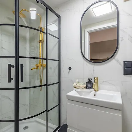 Bast 143 Location , Off Piotrkowska , Stajnia Jednorozca , Winda , Parking Na Terenie Bezplatny , Orientarium , Hopa Lupa , Atlas Arena , Wytwornia , Ec1 Apartment