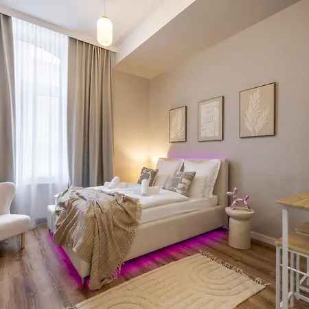 Bast 143 Location , Off Piotrkowska , Stajnia Jednorozca , Winda , Parking Na Terenie Bezplatny , Orientarium , Hopa Lupa , Atlas Arena , Wytwornia , Ec1 Lodz (Lodz)