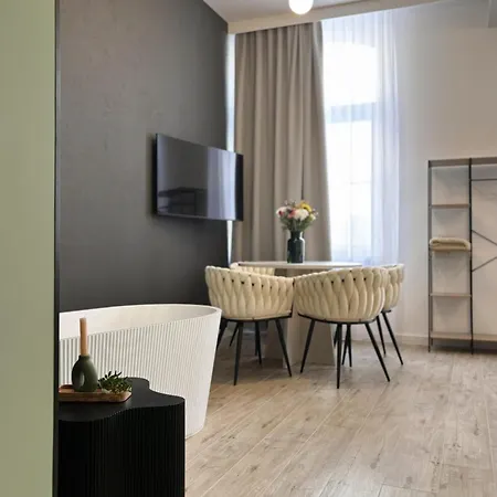 Tintura By Bast 143 - Antresola Off Piotrkowska 143 Ec1 Stajnia Jednorozca Winda Parking Platny Orientarium, Hopa Lupa Atlas Arena Апартаменты *